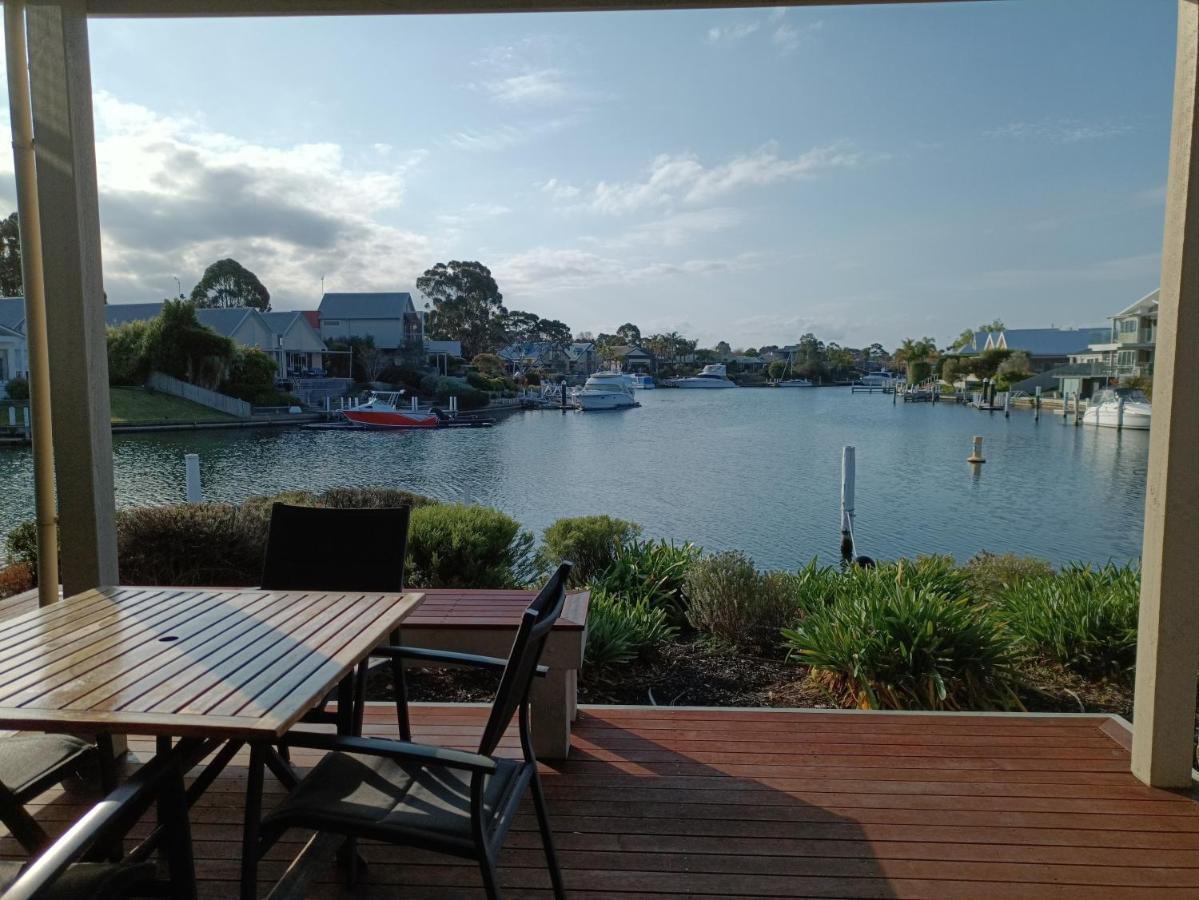 Captains Cove Resort - Waterfront Apartments Paynesville Dış mekan fotoğraf